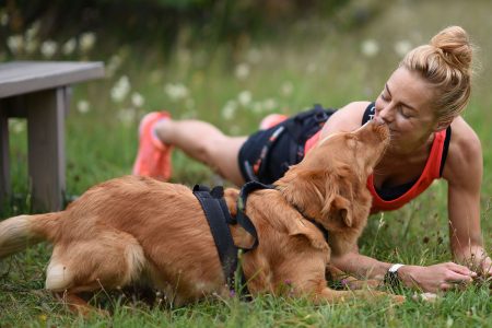 Tjej får puss av sin tollare i gräset