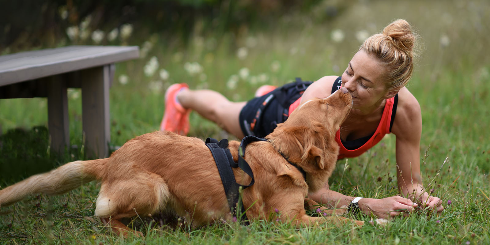 Tjej får puss av sin tollare i gräset